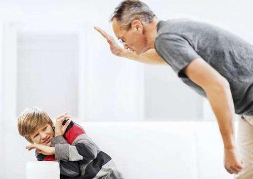 中学生暴打父亲 掐父亲脖子 让人目眦欲裂 网友评论更让人意外 腾讯新闻