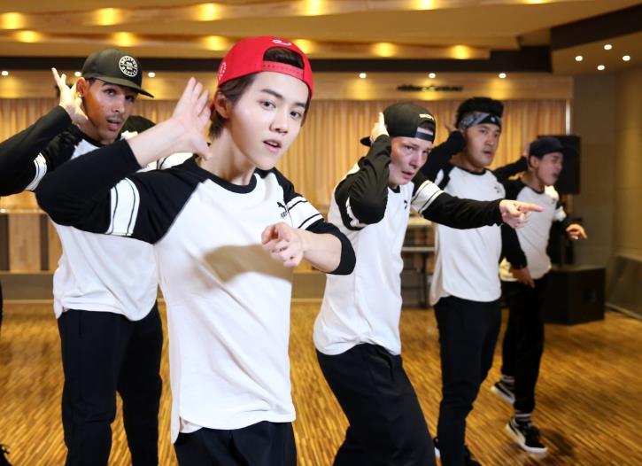 鹿晗教关晓彤跳《敏感》,多次蹲墙角为女友鼓掌,鹿彤cp总算同框