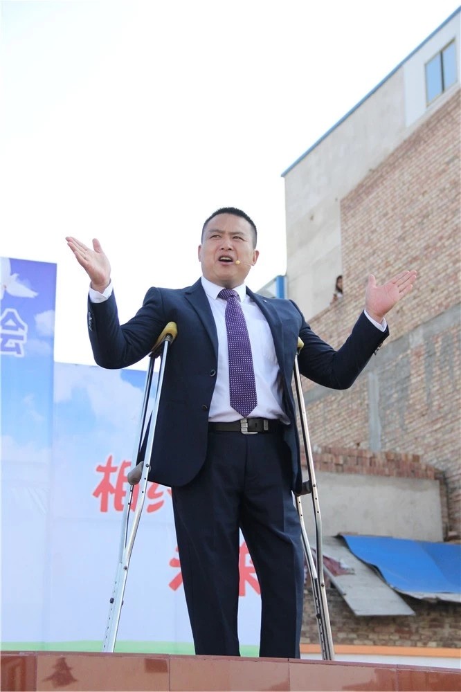 正能量志愿者张林成的公益之路双拐之下大爱之上