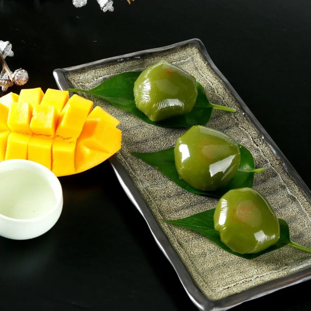 青团要想软糯q弹关键是糯米选材, 选用当天脱壳的新糯米, 青团吃起来