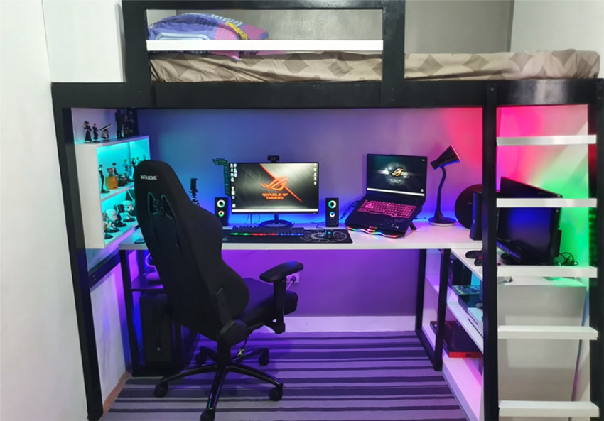 rgb的灯光让游戏区显得十分炫酷,在加上电竞椅的点缀,还真有种专业