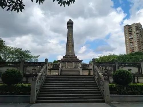 陵园内除了刚才提及的闽中革命烈士英名墙,还有一座占地面积1600平方