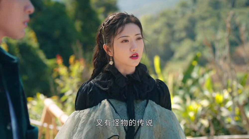 剧版中的司藤,虽然发型设计很单一,不是披垂在身后,就是简单用发饰