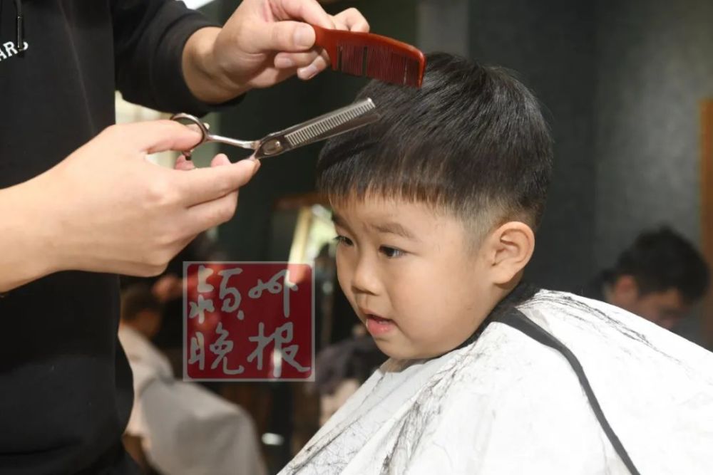 小男孩居多店內的理髮師從早上開始不停的忙碌僅當天為百餘名小朋友