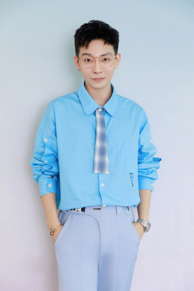 胡夏蔚蓝男友造型