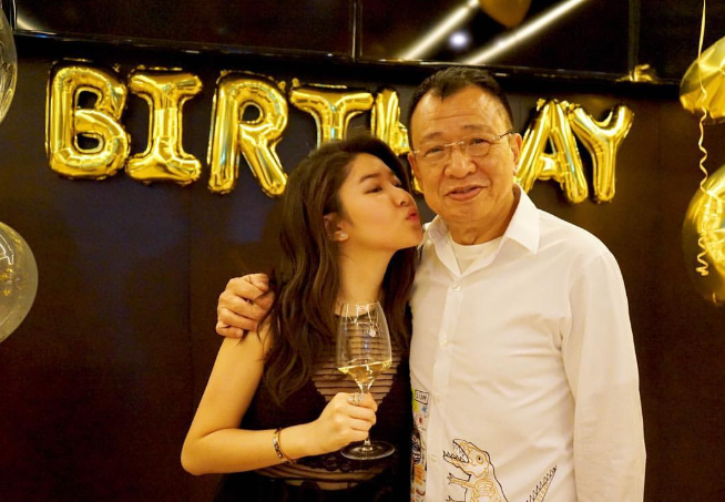 很多复式别墅的二楼都能直接看得到楼下的情况,许绍雄的妻子称自己最