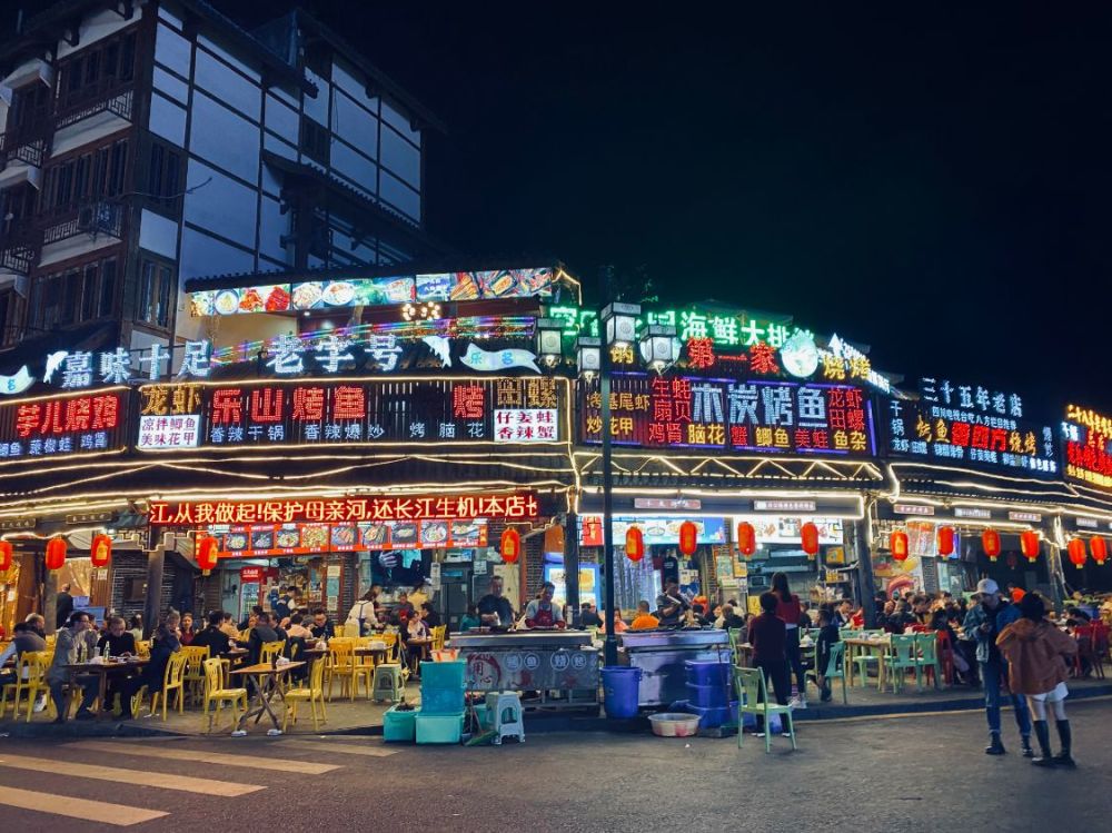 游乐山,就去大佛和峨眉山?一条1500米长的好吃街别错过