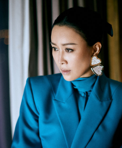 网友偶遇乘风破浪的姐姐那英人瘦脸小为人太好