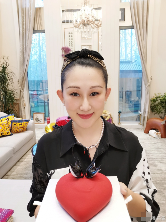 赵文卓携子女为太太庆生张丹露获老公儿子亲吻戴珍珠项链像贵妇