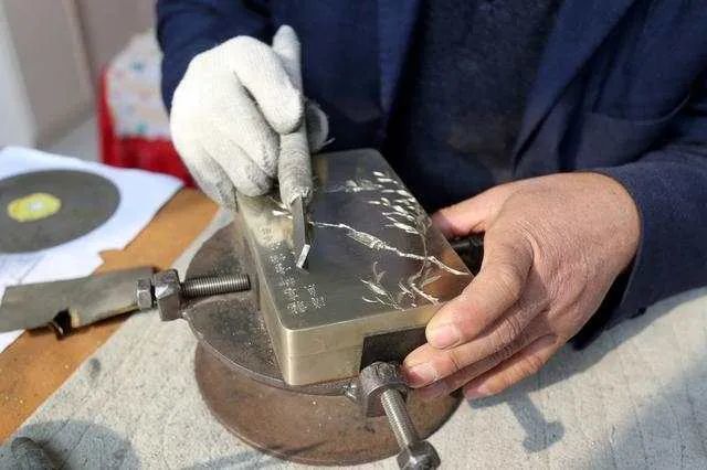 以铜为"纸"以刀为"笔",肃宁刻铜艺人镌刻"金石画卷"