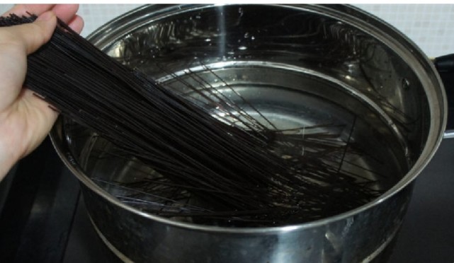 步骤五: 然后我们在锅中放入适量的水,把荞麦冷面放入冷水锅中等待锅