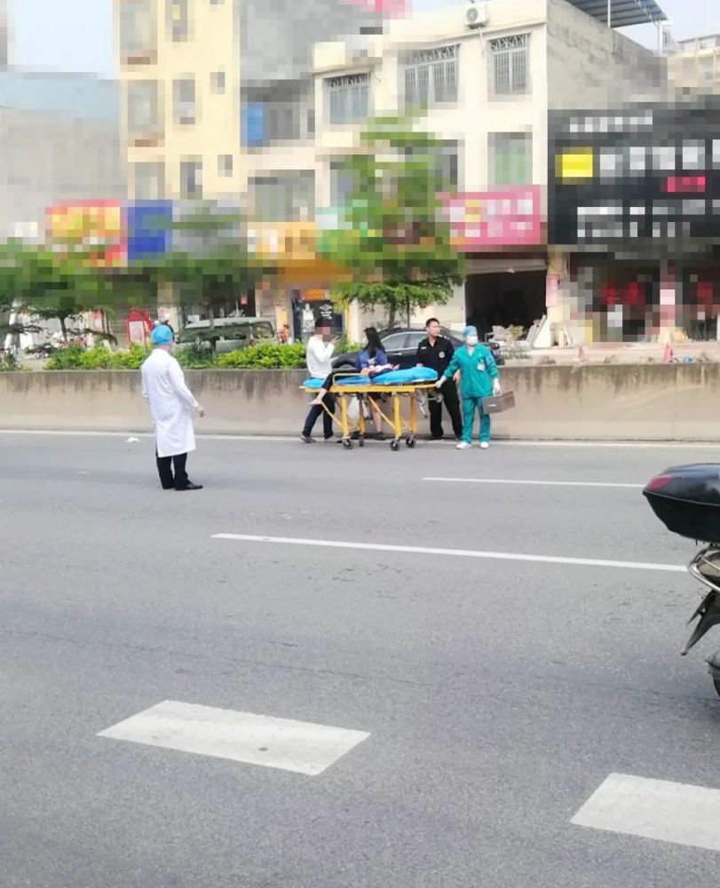 信宜女學生過馬路時被小車撞飛