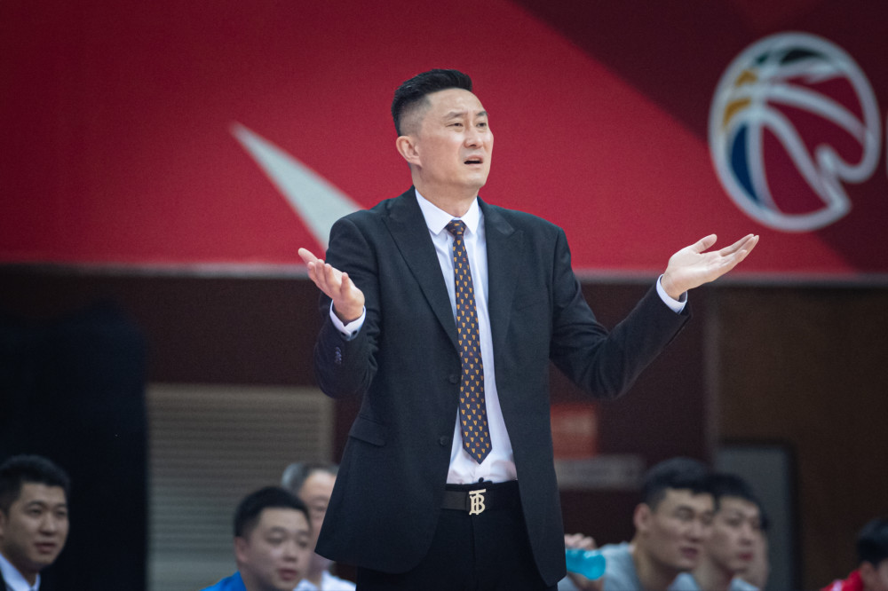 新华社记者 江汉 摄3月14日,广东东莞大益队球员周鹏(右)在比赛中被