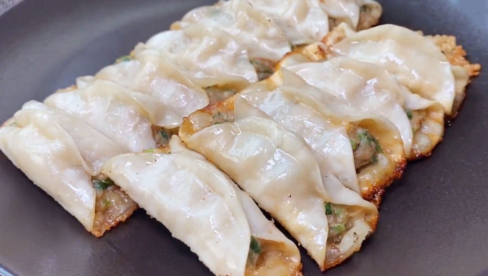 做锅贴有人用淀粉 有人用面粉 教你正确做法 个个酥脆好吃不腻 巨龙餐饮信息网