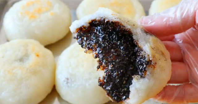 手工黑芝麻红糖糯米糍粑想吃自己做简单美味大人孩子喜欢吃