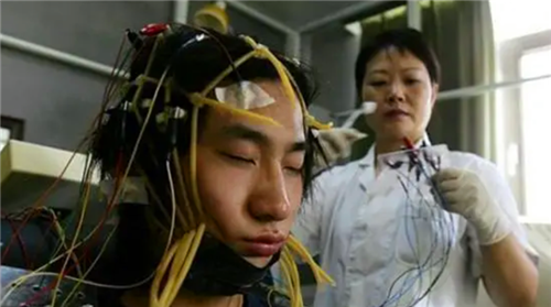 还能夺走人的性命,然而在某些地方,比如戒网中心,电疗却是常见的手段