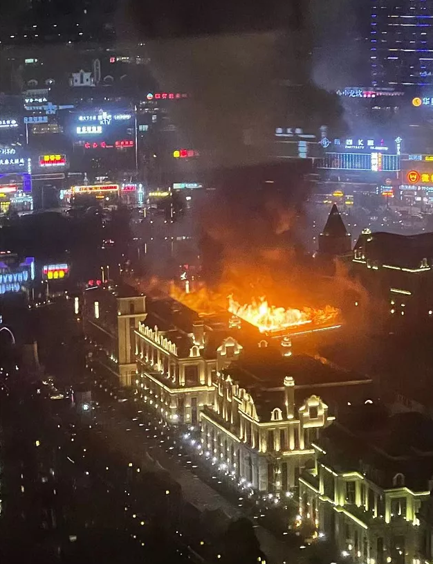 突发贵阳方舟戏台失火现场火光冲天