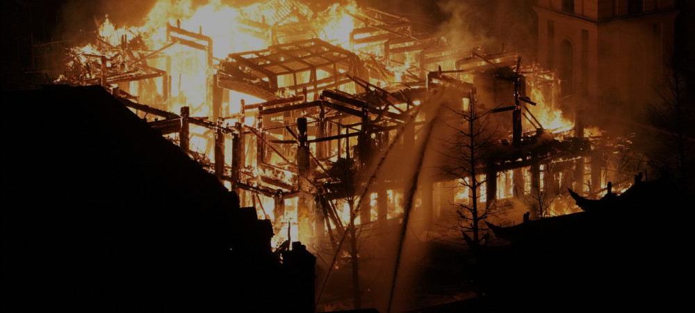 贵阳方舟戏台失火,现场火光冲天