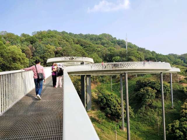光明浮桥位于大顶岭山内,从光明小镇滑草场出入口步行到浮桥约800米即