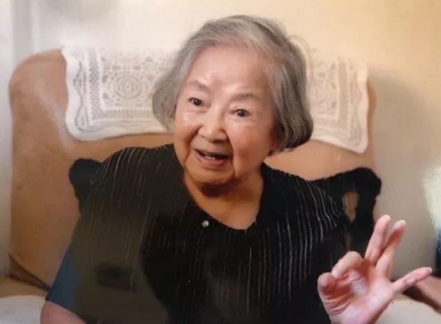 99岁"白毛女"罕登台,与小66岁晚辈同框,讲传奇故事感动撒贝宁