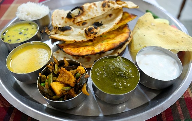 印度人不光用手做饭,吃饭,还用手来擦屁股,面对冷菜和汤直接伸出手指