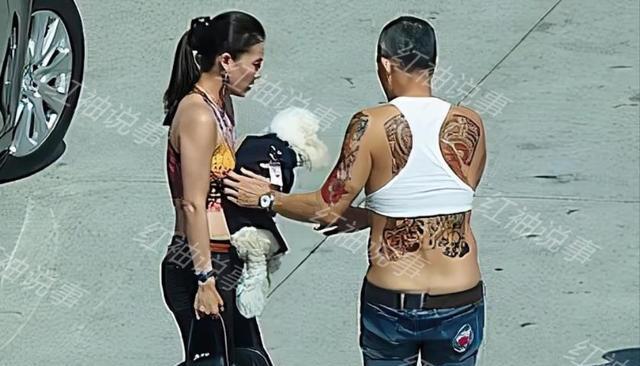 69岁泰王登上外媒封面身穿小背心怀抱爱犬海外度假放飞自我