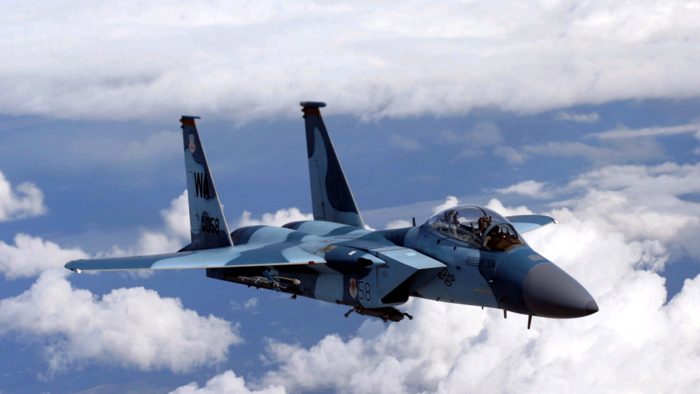 伊朗军事顾问亲自指挥,大批导弹密集射向沙特,五角大楼拒绝阻拦