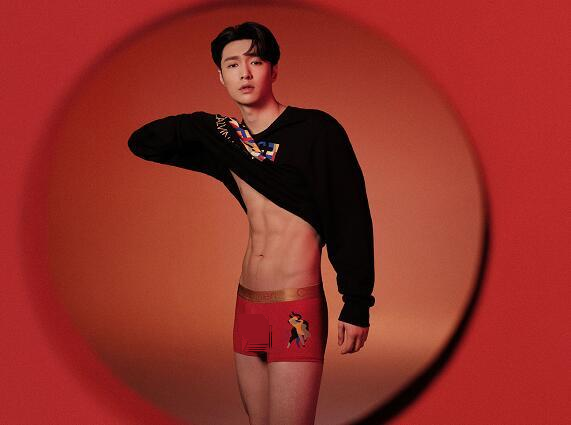 张艺兴内衣广告引热议腿毛太多被指辣眼睛但这才是真正的男人
