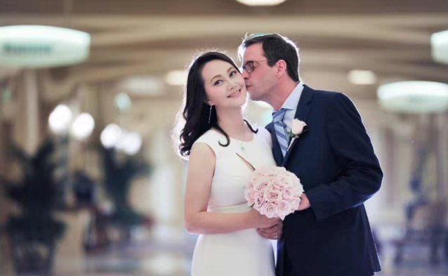 宋佳的第二次婚姻是跨国婚姻,婚后两人带着宋佳的小儿子在比利时生活