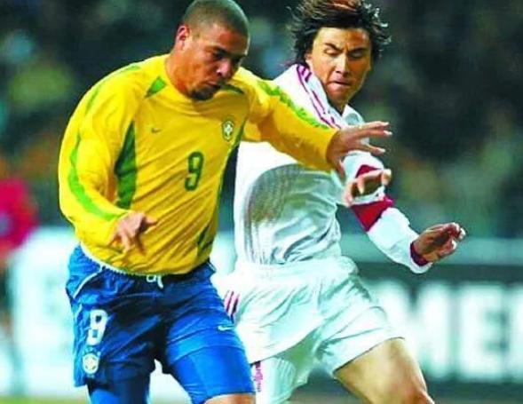 李玮峰,1978年12月1日出生于吉林省长春市,身高1米82,体重75公斤,前