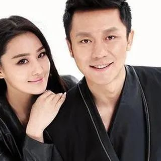 李晨升级做奶爸!饭后夫妇甜蜜散步孕肚凸起孕味十足,网友:好甜