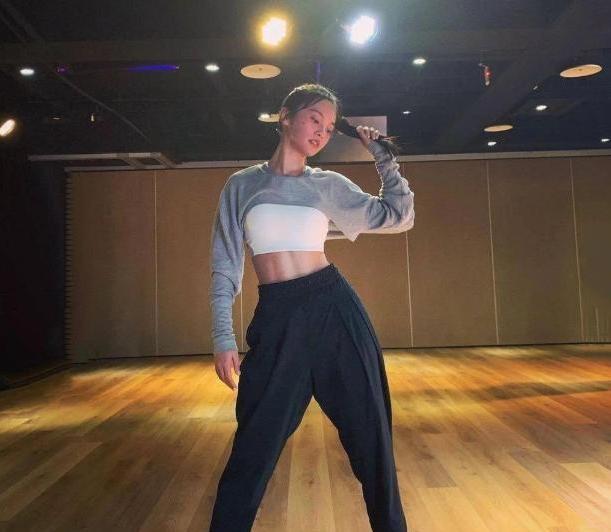 黑龙江女孩身高185,从麻杆身材到模特身材,坚持健身是关键