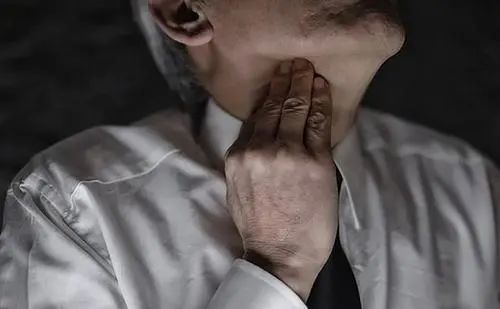 肺癌|男子一天一包烟20年，戒烟一年后离世，身体出现4个信号，别忽视