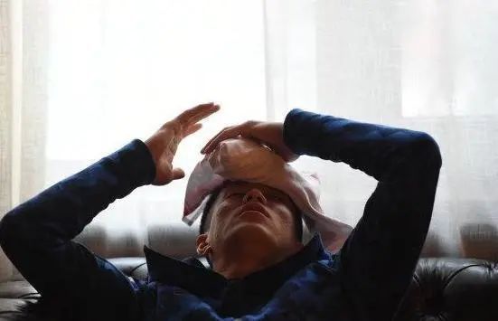 肺癌|男子一天一包烟20年，戒烟一年后离世，身体出现4个信号，别忽视