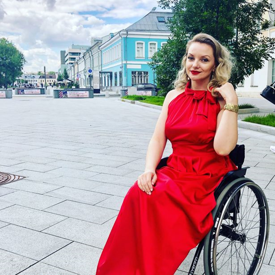 俄15岁美少女腰部截瘫轮椅上翩翩起舞38岁逆袭成为职业模特