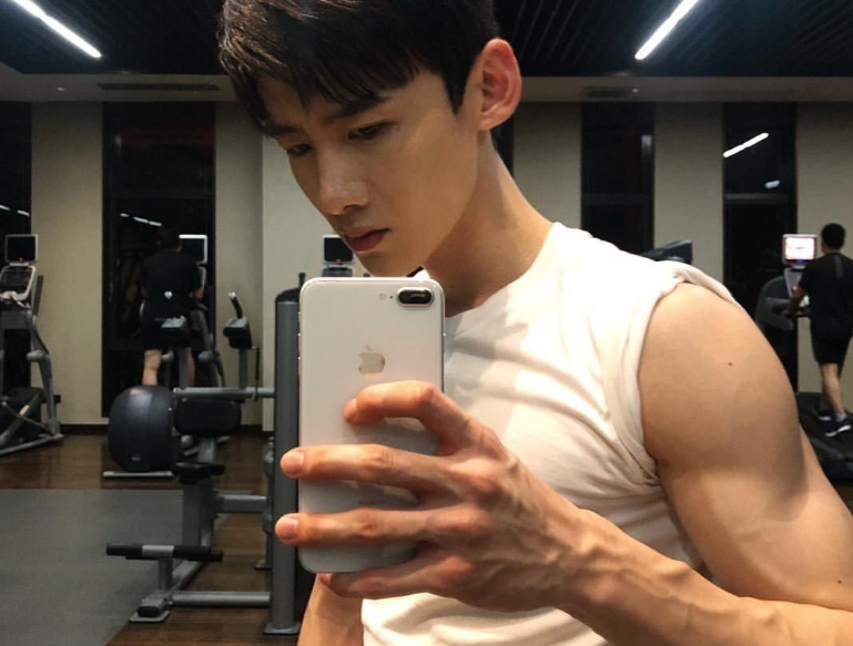 28岁白敬亭晒照炫腹肌,"倒三角"身材惹人爱,女粉直呼小鹿乱撞_腾讯