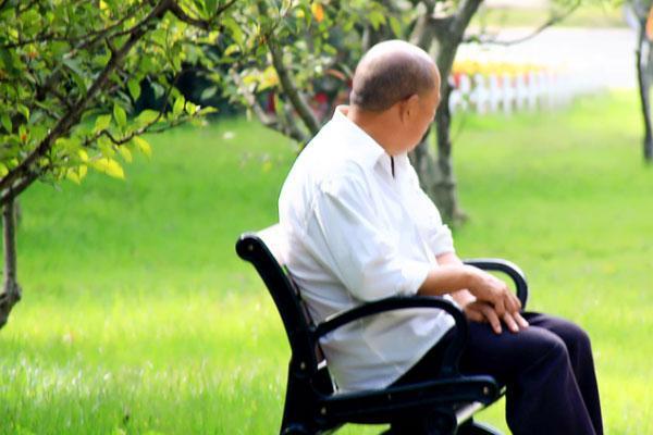 抑郁|老人都退休享福了，为啥还会抑郁？出现3个症状，要关注！