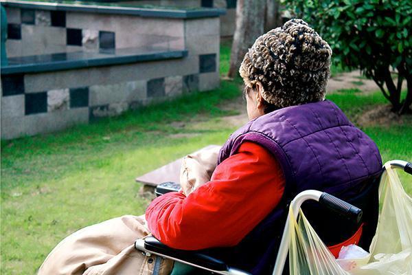 抑郁|老人都退休享福了，为啥还会抑郁？出现3个症状，要关注！