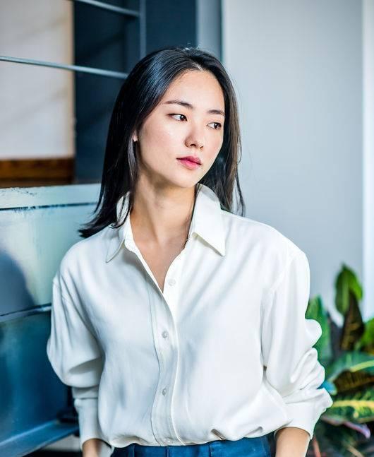 古装片《奸臣》中客串了从街上被拉到宫里的女人,正式以演员身份出道