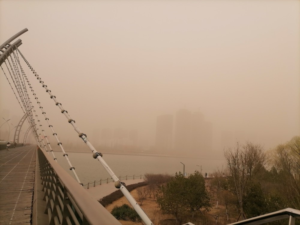 山西太原新一週的早晨,出門就看到漫天的黃色,整個城市都籠罩在了沙塵