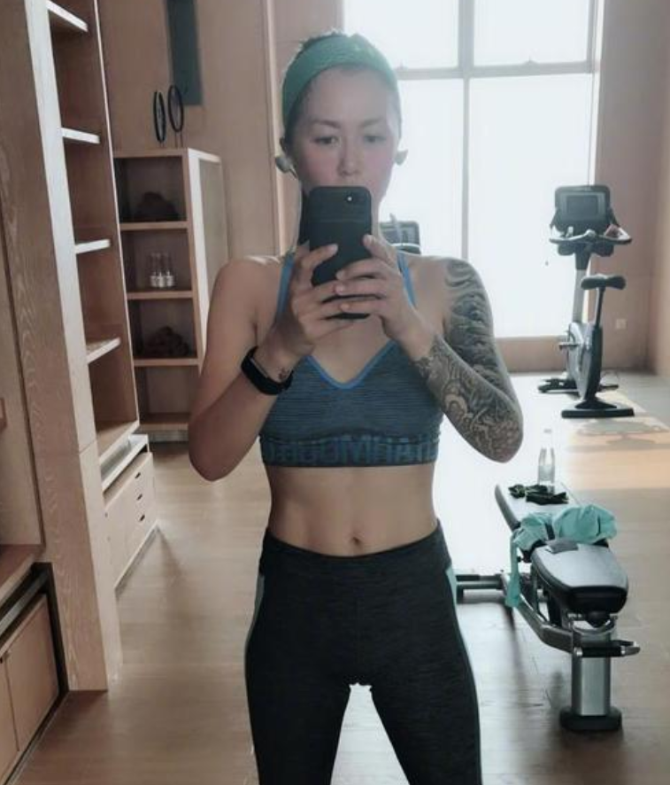 39岁谭维维晒出马甲线照片,常年健身打造迷人身材,被男友宠成宝_腾讯