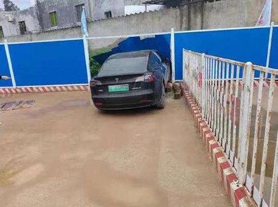 特斯拉海南交通事故 特斯拉回應 路面濕滑 車主踩剎車太輕 中國熱點 特斯拉海南交通事故 特斯拉回應 路面濕滑 車主踩剎車太輕 中國熱點