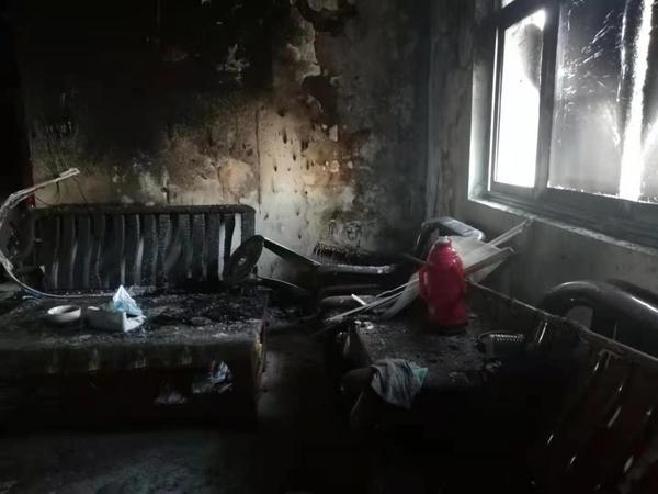 空调自燃差点烧毁一套房，售后称“不赔串货机”  第2张