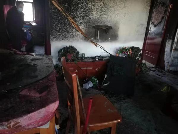 空调自燃差点烧毁一套房，售后称“不赔串货机”  第3张