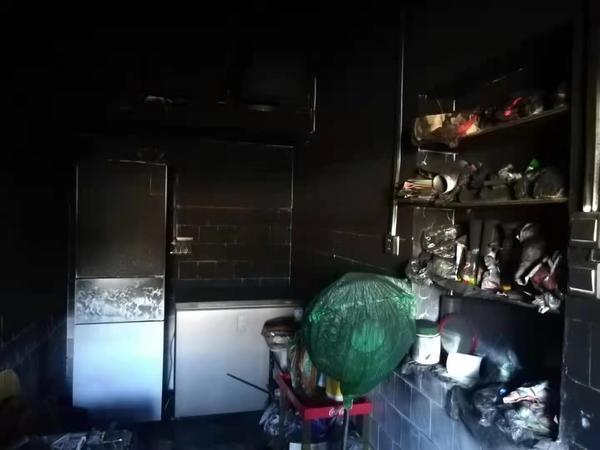空调自燃差点烧毁一套房，售后称“不赔串货机”  第4张
