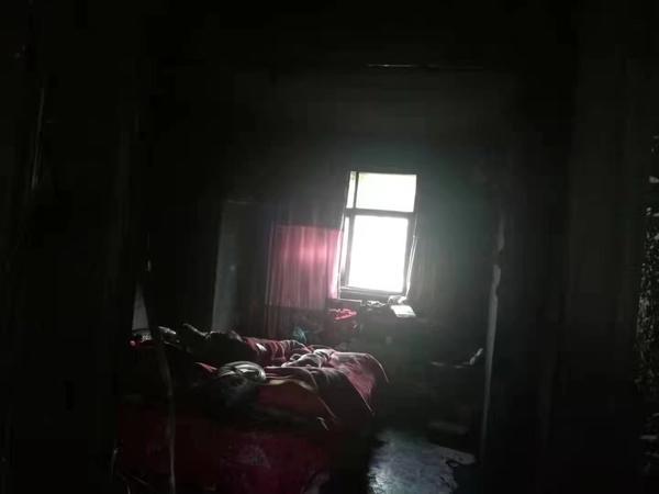 空调自燃差点烧毁一套房，售后称“不赔串货机”  第5张