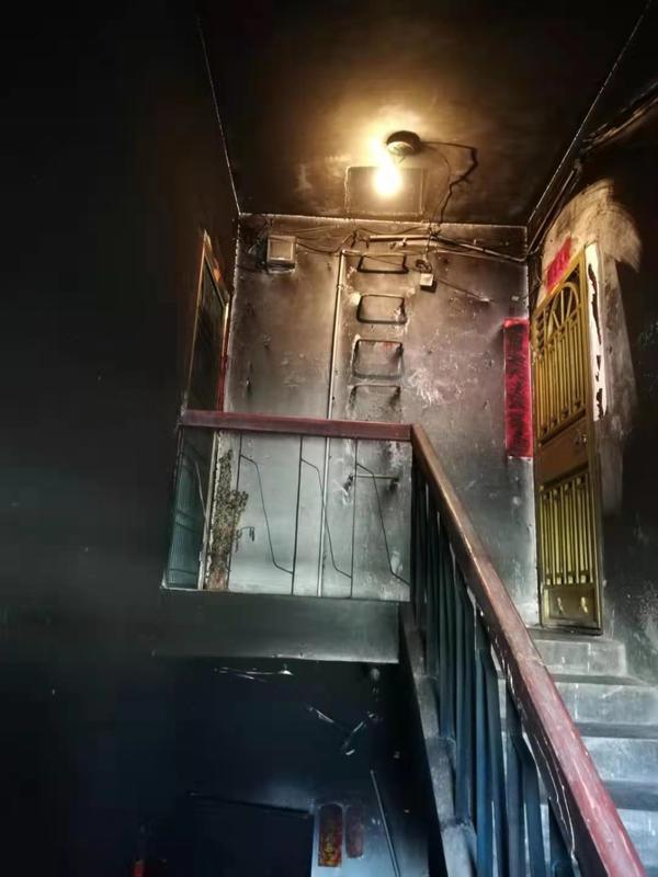 空调自燃差点烧毁一套房，售后称“不赔串货机”  第6张