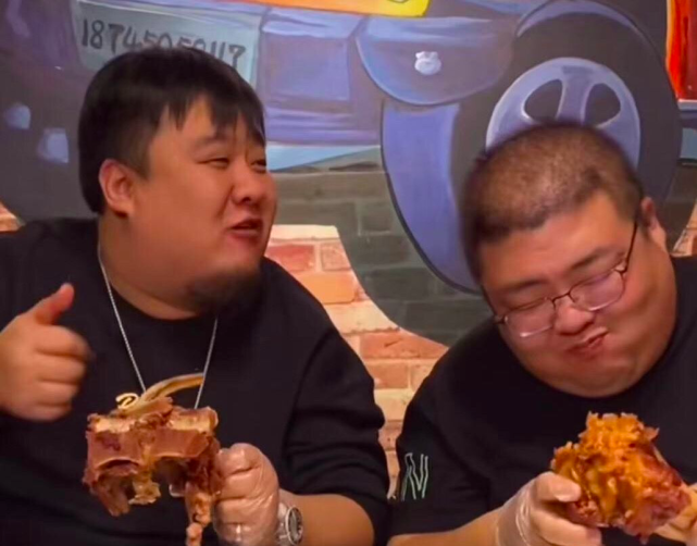 如果大家有关注泡泡龙这位吃播博主的话,就会知道他真的是一位大胃王.