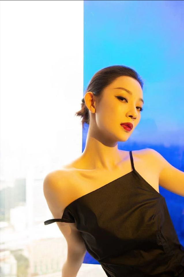 孙佳雨亮相品质盛典一袭黑色礼服配红唇效果灵动妩媚名门泽佳