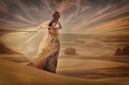 之后,专家又在楼兰美女的下颌处发现有线带束缚的痕迹,还在衣领处发现